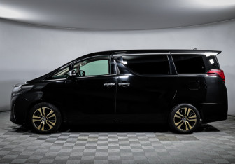 Подержанный автомобиль Toyota Alphard 2021 года (8 фото)