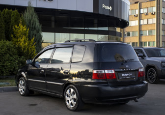 Подержанный автомобиль Kia Carens 2005 года (7 фото)