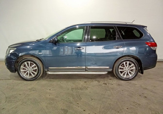 Подержанный автомобиль Nissan Pathfinder 2015 года (8 фото)