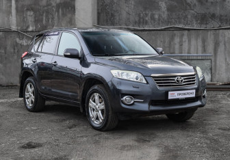 Подержанный автомобиль Toyota RAV4 2011 года (3 фото)