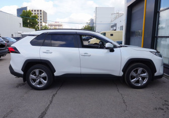 Подержанный автомобиль Toyota RAV4 2020 года (4 фото)