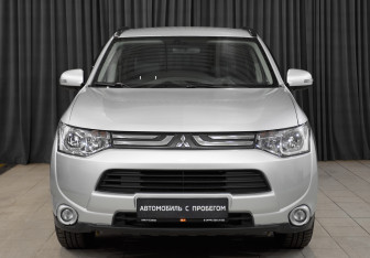 Подержанный автомобиль Mitsubishi Outlander 2014 года (2 фото)