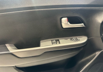 Подержанный автомобиль Kia Rio Sedan 2015 года (16 фото)