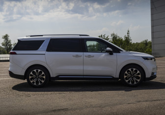 Подержанный автомобиль Kia Carnival 2020 года (5 фото)