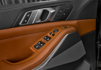 Подержанный автомобиль BMW X5 2023 года (8 фото)
