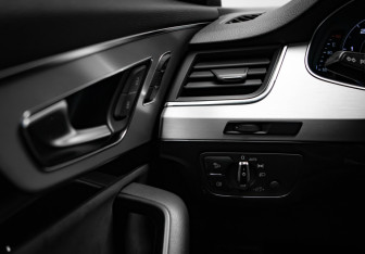 Подержанный автомобиль Audi Q7 2016 года (13 фото)