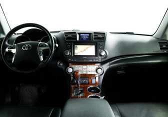 Подержанный автомобиль Toyota Highlander 2012 года (9 фото)