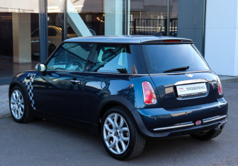 Подержанный автомобиль MINI Hatch 2006 года (6 фото)