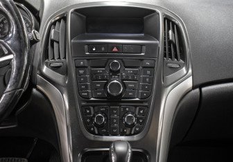 Подержанный автомобиль Opel Astra Hatchback 2011 года (15 фото)