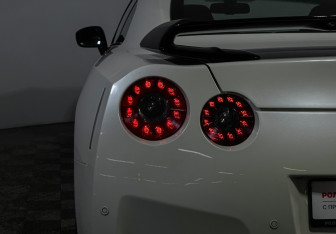 Подержанный автомобиль Nissan GT-R 2011 года (31 фото)