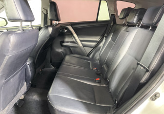 Подержанный автомобиль Toyota RAV4 2016 года (10 фото)