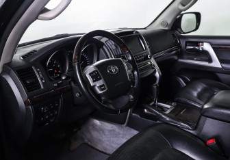 Подержанный автомобиль Toyota Land Cruiser Suv 2012 года (15 фото)
