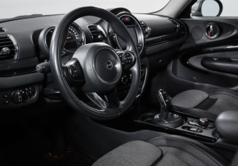 Подержанный автомобиль MINI Clubman Wagon 2019 года (14 фото)