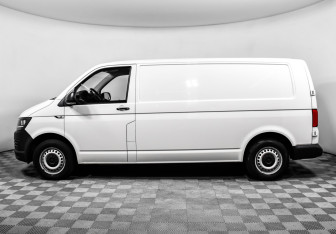 Подержанный автомобиль Volkswagen Transporter Van 2018 года (8 фото)