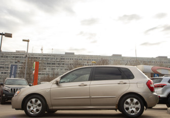 Подержанный автомобиль Kia Cerato Hatchback 2007 года (6 фото)