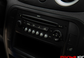 Подержанный автомобиль Citroen C3 Hatchback 2009 года (14 фото)