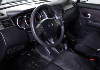 Подержанный автомобиль Nissan Tiida Hatchback 2012 года (15 фото)