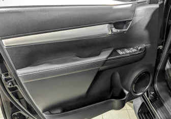 Подержанный автомобиль Toyota Hilux 2017 года (17 фото)