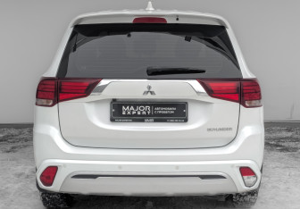 Подержанный автомобиль Mitsubishi Outlander 2022 года (6 фото)
