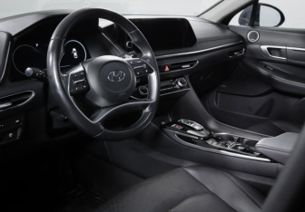 Подержанный автомобиль Hyundai Sonata 2022 года (14 фото)