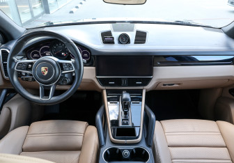 Подержанный автомобиль Porsche Cayenne 2021 года (16 фото)