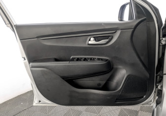 Подержанный автомобиль Kia Rio Hatchback 2021 года (18 фото)