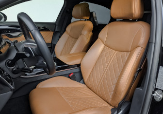 Подержанный автомобиль Audi A8 2023 года (20 фото)