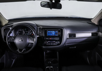 Подержанный автомобиль Mitsubishi Outlander 2015 года (17 фото)