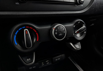 Подержанный автомобиль Kia Rio Sedan 2017 года (21 фото)