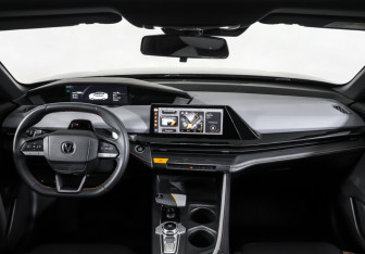 Подержанный автомобиль Changan UNI-V 2023 года (17 фото)