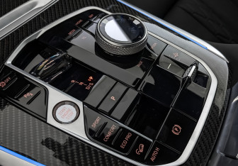 Подержанный автомобиль BMW X7 2024 года (21 фото)