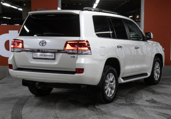 Подержанный автомобиль Toyota Land Cruiser Suv 2018 года (5 фото)
