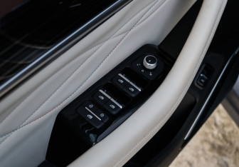 Подержанный автомобиль Geely Monjaro 2023 года (18 фото)