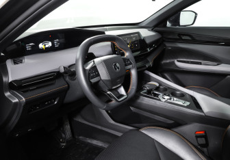 Подержанный автомобиль Changan UNI-V 2023 года (15 фото)