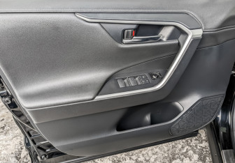 Подержанный автомобиль Toyota RAV4 2021 года (19 фото)