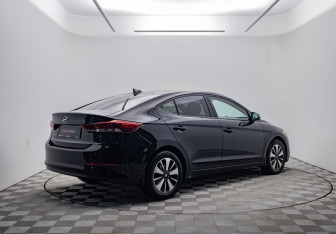 Подержанный автомобиль Hyundai Elantra Sedan 2018 года (5 фото)