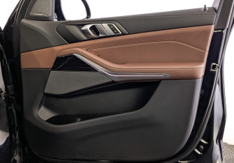 Подержанный автомобиль BMW X5 2025 года (25 фото)