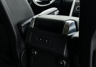 Подержанный автомобиль Land Rover Discovery 2017 года (29 фото)