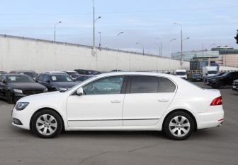 Подержанный автомобиль Skoda Superb Liftback 2013 года (8 фото)