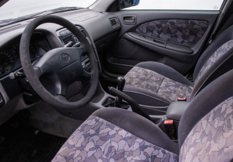 Подержанный автомобиль Toyota Avensis Sedan 1998 года (10 фото)