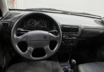 Подержанный автомобиль Volkswagen Polo Sedan 1998 года (10 фото)