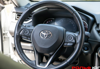 Подержанный автомобиль Toyota RAV4 2021 года (11 фото)