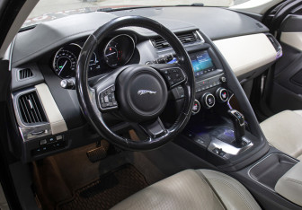 Подержанный автомобиль Jaguar E-Pace 2018 года (16 фото)