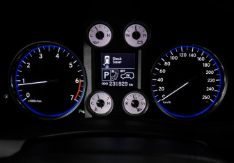 Подержанный автомобиль Lexus LX 2008 года (12 фото)