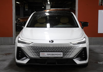 Подержанный автомобиль Changan UNI-V 2023 года (2 фото)