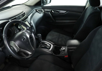 Подержанный автомобиль Nissan X-Trail 2015 года (8 фото)