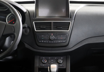 Подержанный автомобиль FAW Besturn X40 2019 года (9 фото)