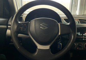 Подержанный автомобиль Suzuki Swift Hatchback 2011 года (12 фото)