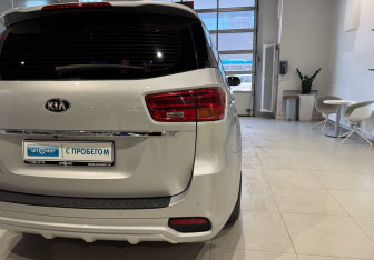 Подержанный автомобиль Kia Carnival 2018 года (8 фото)