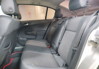 Подержанный автомобиль Opel Astra Sedan 2011 года (11 фото)